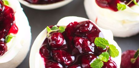 Mini Pavlova z wiśniami