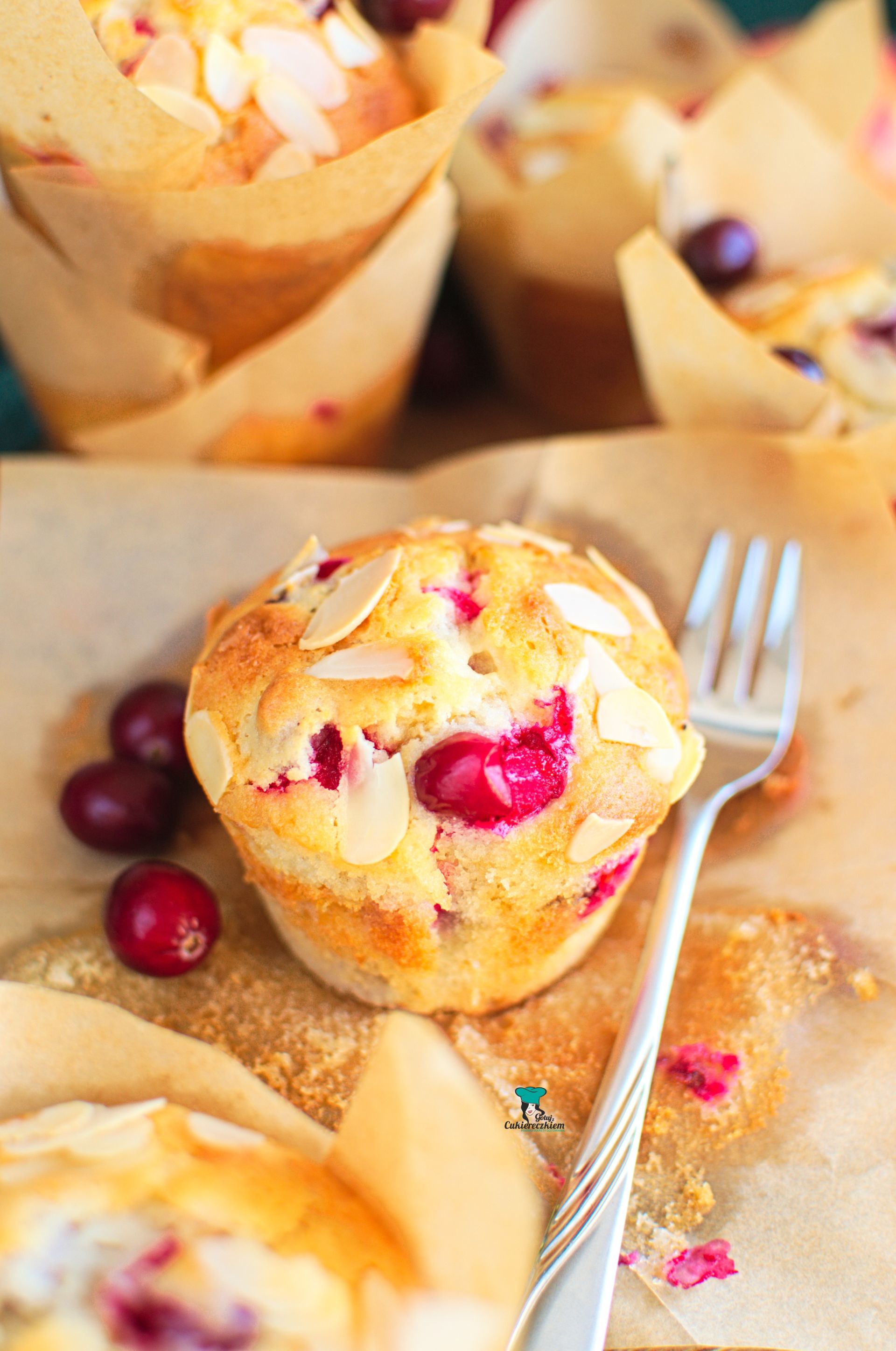 Muffiny z żurawiną i marcepanem