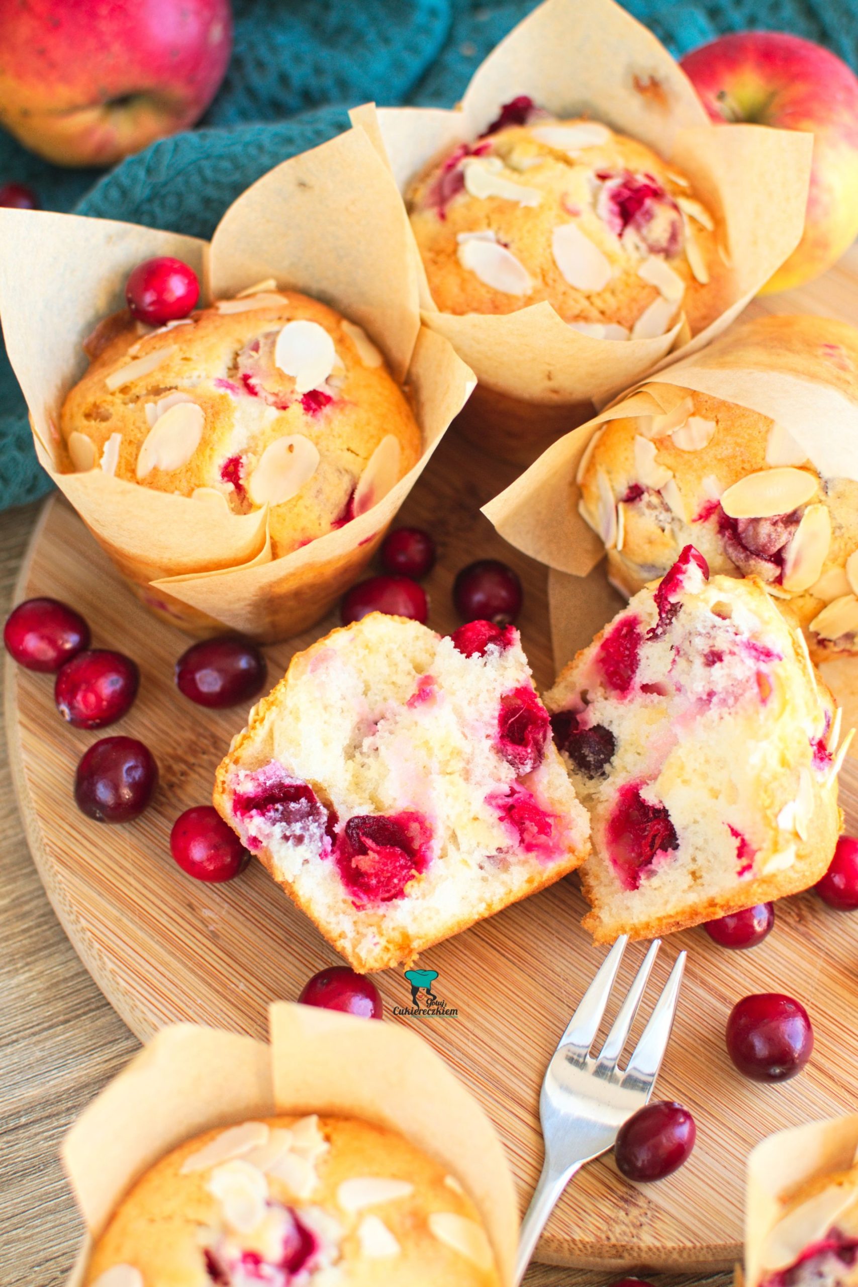 Muffiny z żurawiną i marcepanem