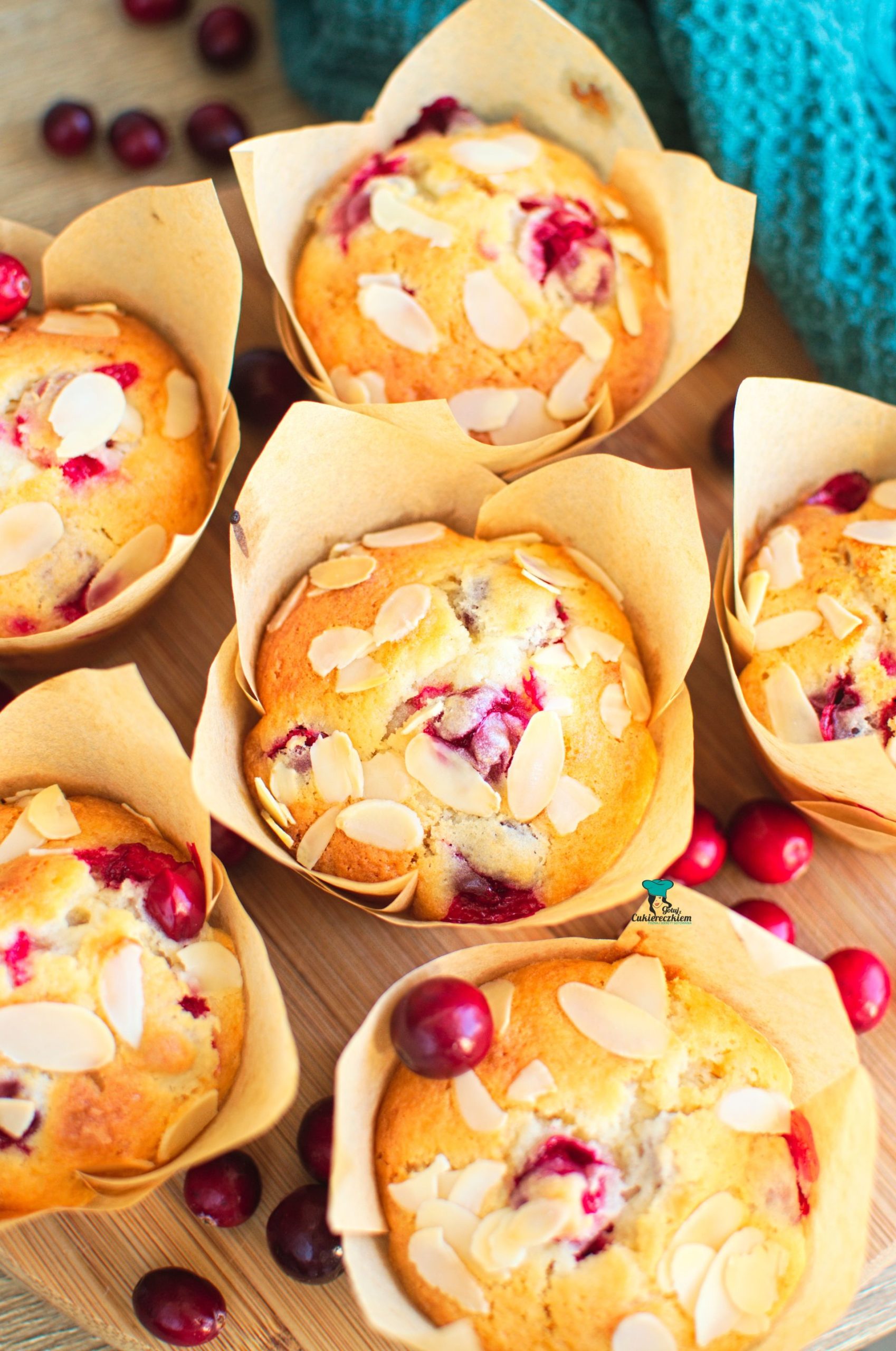 Muffiny z żurawiną i marcepanem