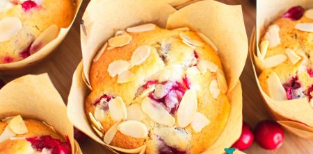 Muffiny z żurawiną i marcepanem