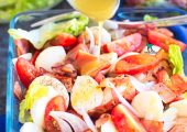 Sałatka z boczkiem i mozzarellą
