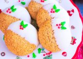 Ciastka imbirowe oblane białą czekoladą