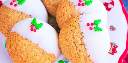 Ciastka imbirowe oblane białą czekoladą