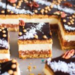 Ciastka imbirowe oblane białą czekoladą