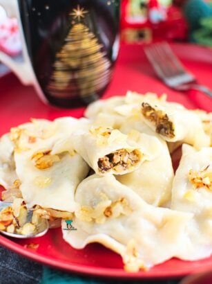 Pierogi wigilijne z kiszoną kapustą i suszonymi grzybami