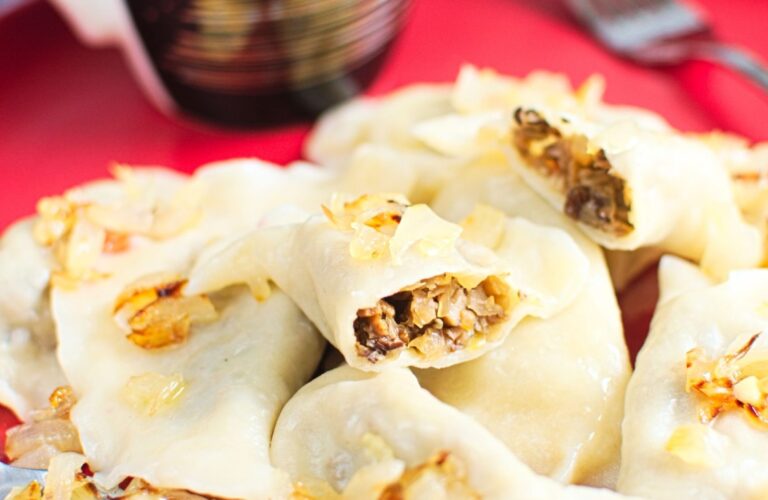 Pierogi wigilijne z kiszoną kapustą i suszonymi grzybami