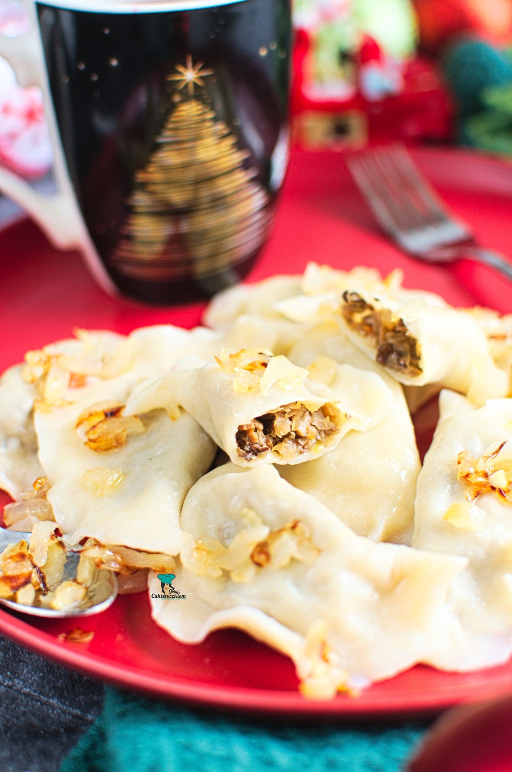 Pierogi wigilijne z kiszoną kapustą i suszonymi grzybami