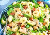 Sałatka z tortellini z rukolą, kurczakiem i suszonymi pomidorami