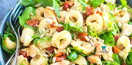Sałatka z tortellini z rukolą, kurczakiem i suszonymi pomidorami