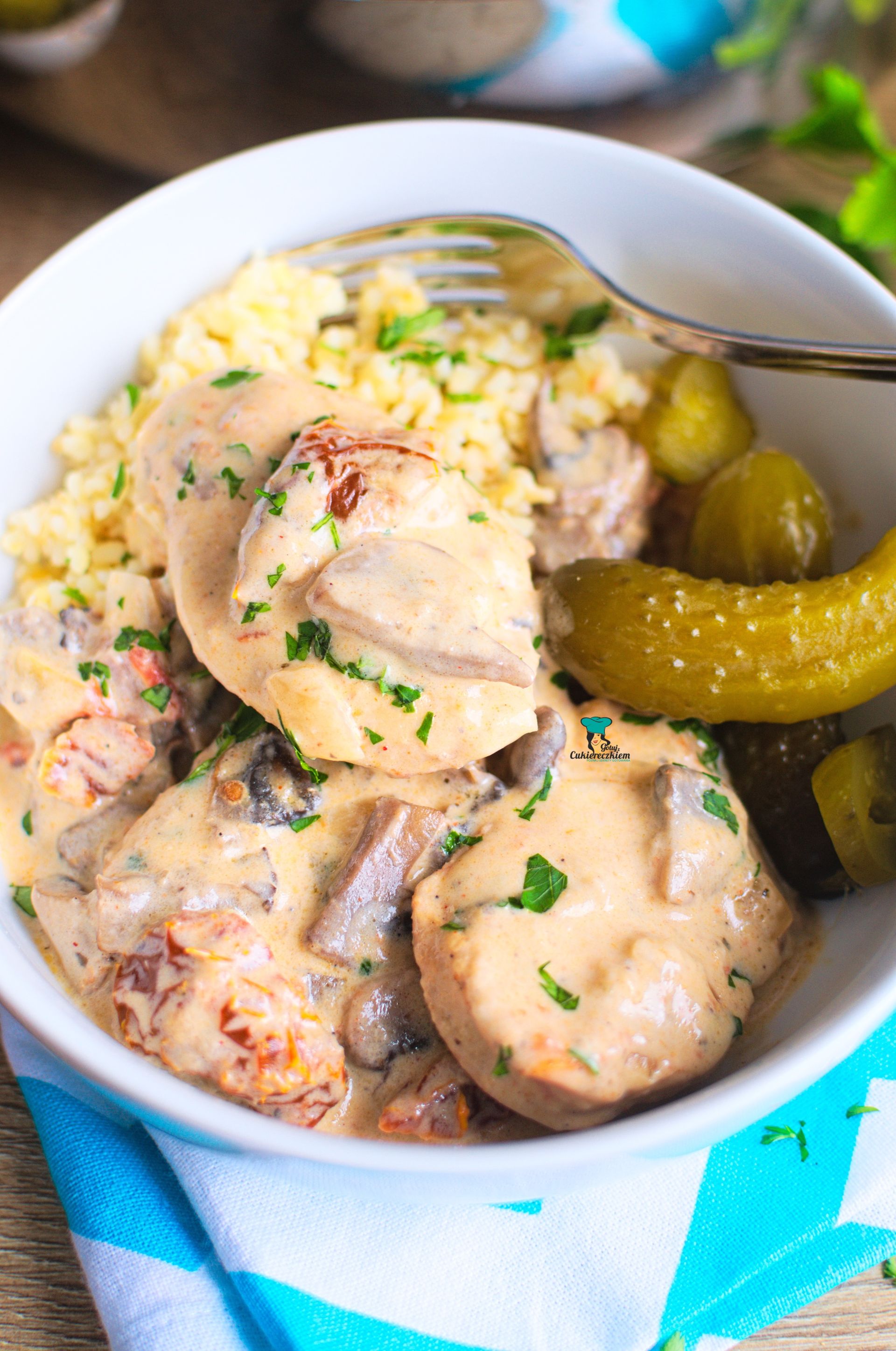 Kurczak w kremowym sosie z pieczarkami i suszonymi pomidorami