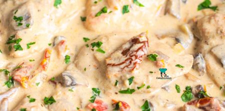 Kurczak w kremowym sosie z pieczarkami i suszonymi pomidorami