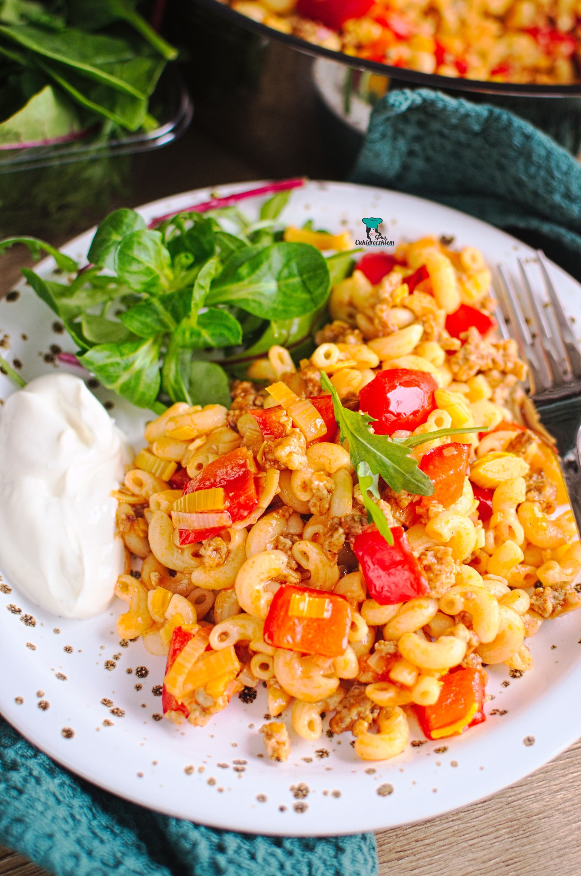 Makaronowa patelnia z mięsem mielonym, porem i papryką