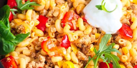 Makaronowa patelnia z mięsem mielonym, porem i papryką