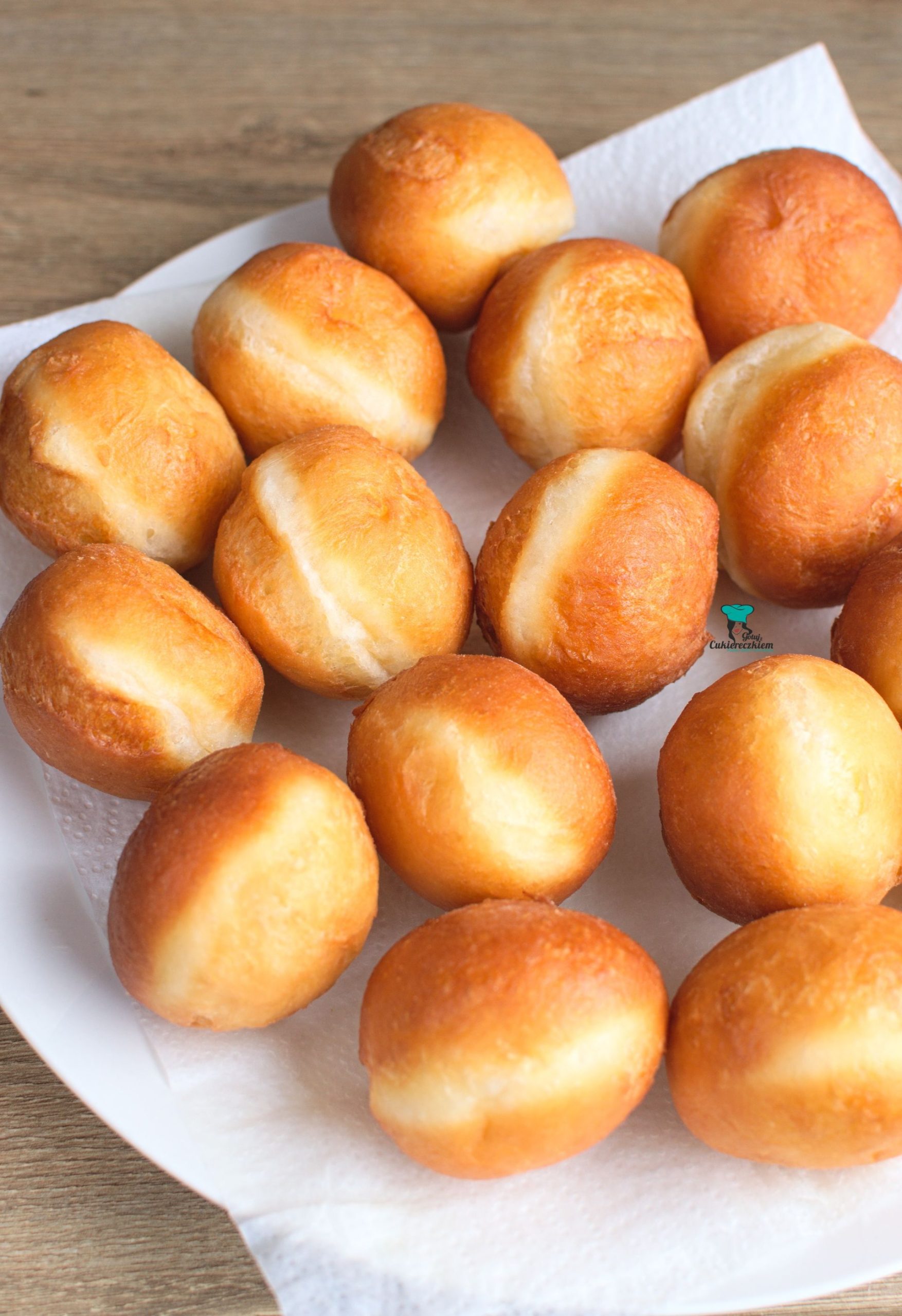 Pączki osączamy z nadmiaru tłuszczu na papierowych ręcznikach.