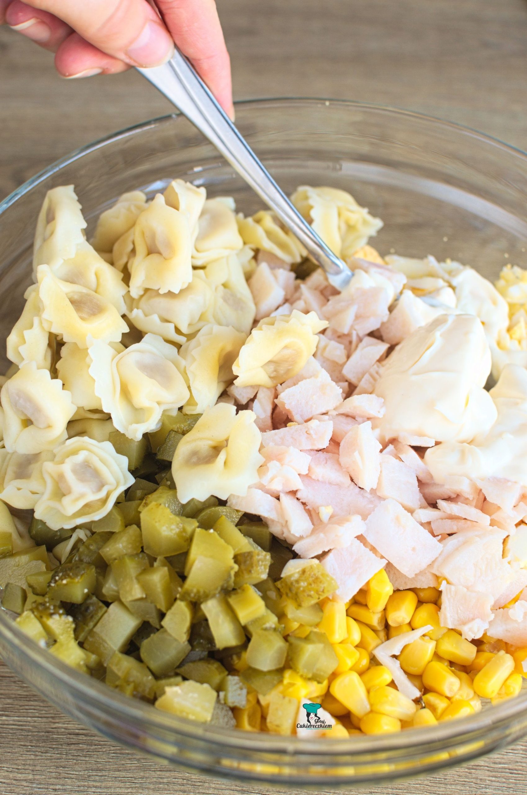 Sałatka z tortellini z jajkiem i szynką - przygotowanie