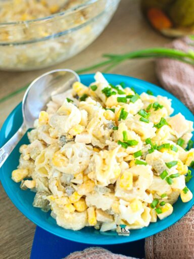 Sałatka z tortellini z jajkiem i szynką