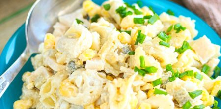 Sałatka z tortellini z jajkiem i szynką