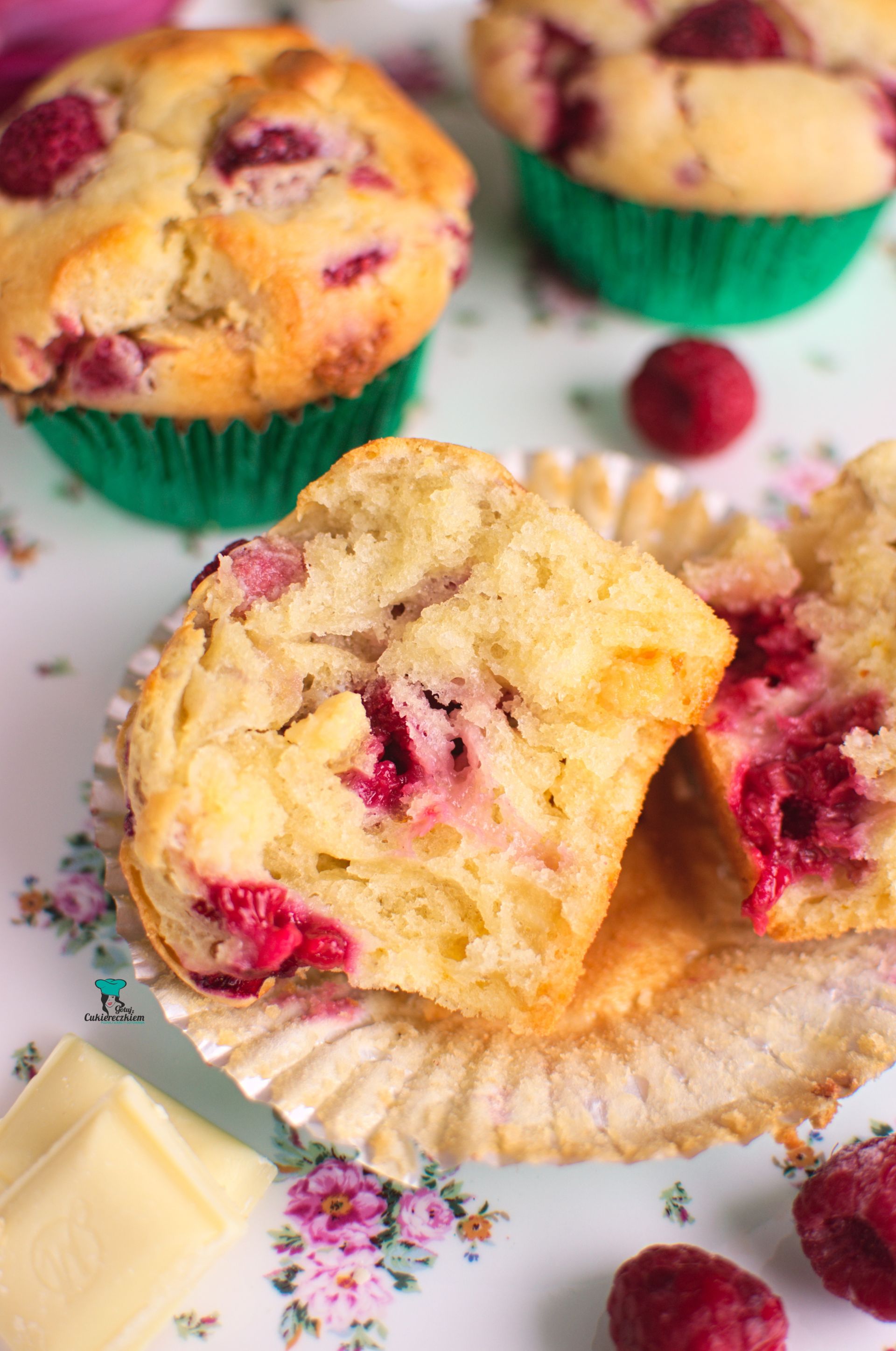 Muffinki z malinami i białą czekoladą