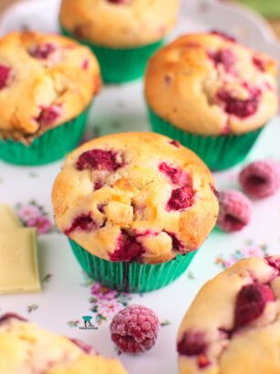 Muffinki z malinami i białą czekoladą