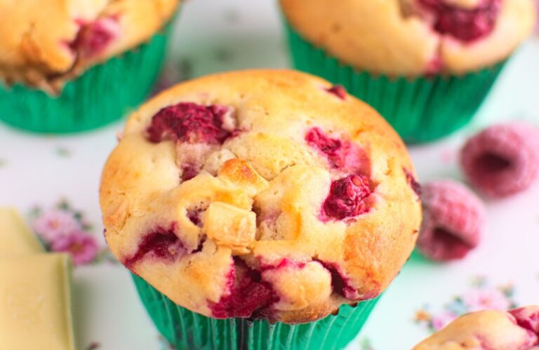 Muffinki z malinami i białą czekoladą