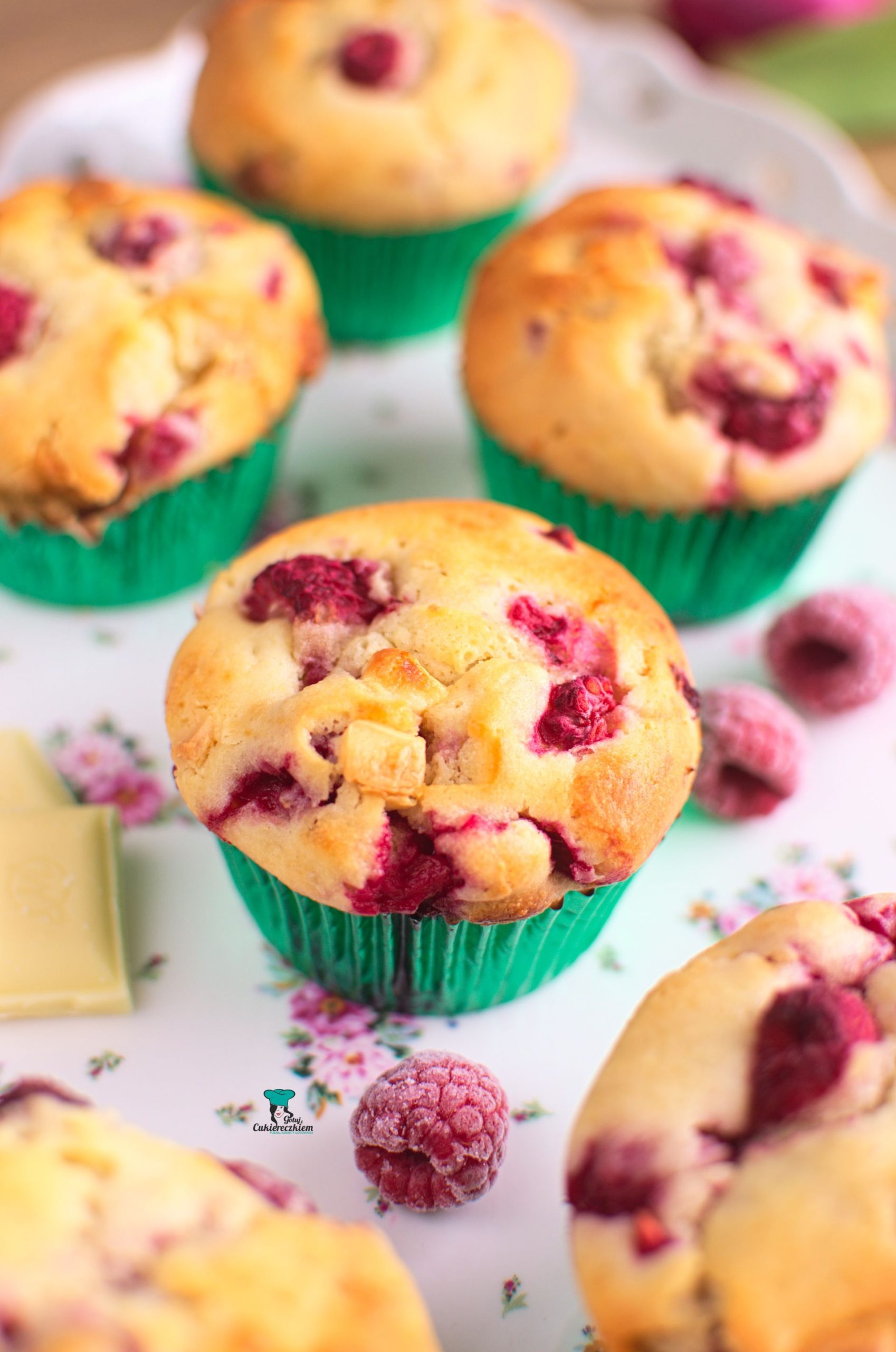 Muffinki z malinami i białą czekoladą
