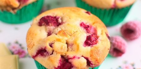 Muffinki z malinami i białą czekoladą