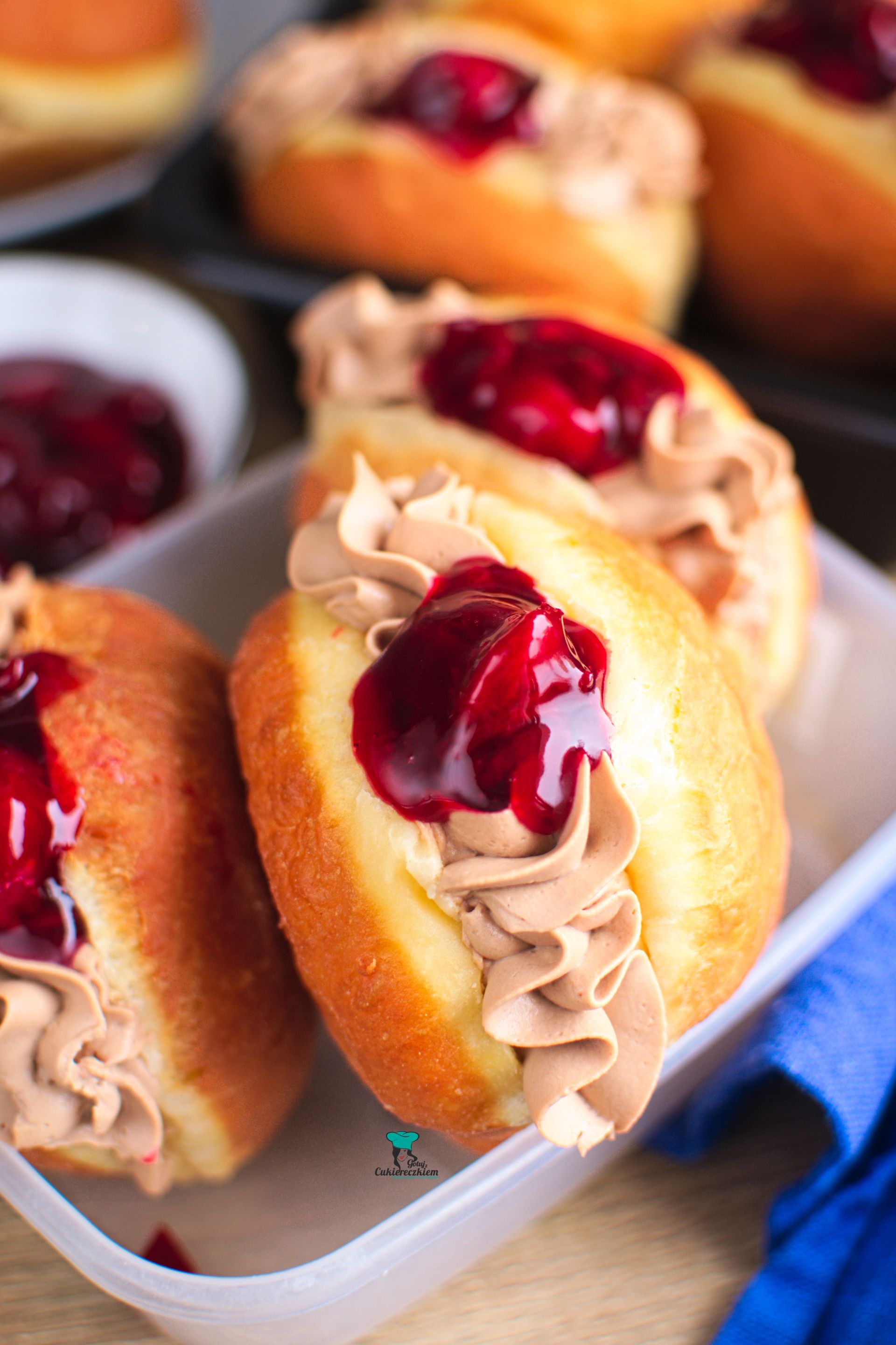 Pączki z czekoladą i wiśniami