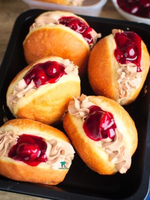 Pączki z kremem czekoladowym i wiśniami