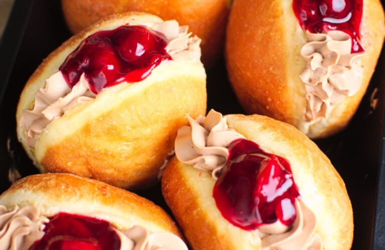 Pączki z kremem czekoladowym i wiśniami