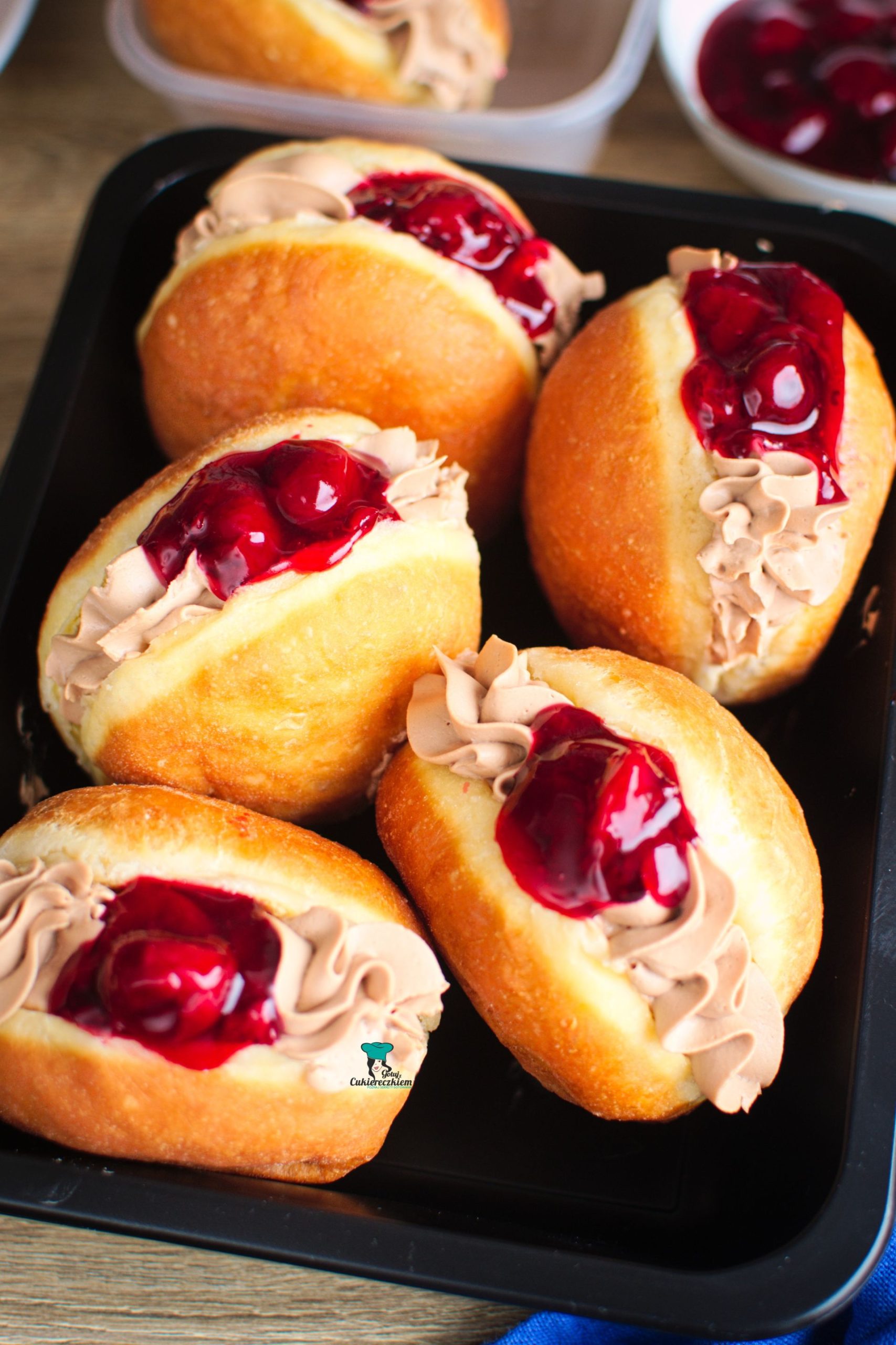 Pączki z czekoladą i wiśniami