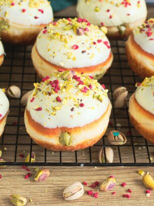 Pączki z kremem pistacjowym i białą czekoladą