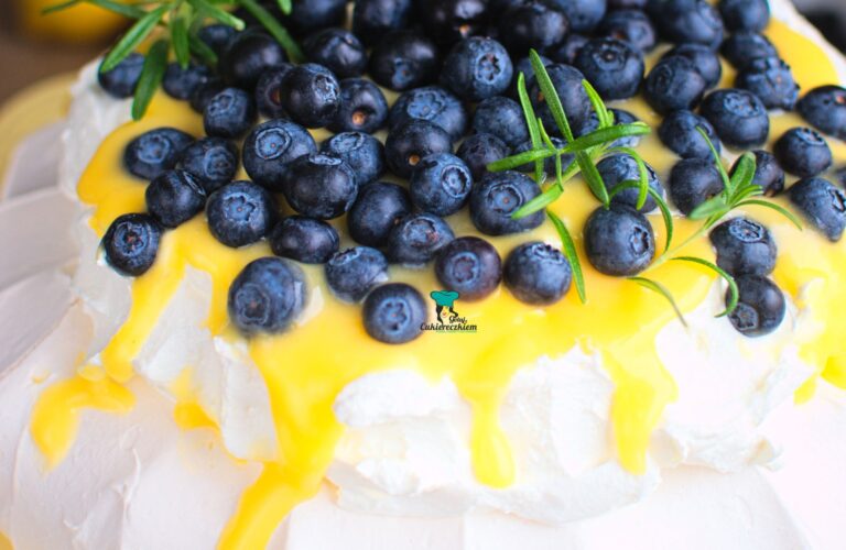 Pavlova z lemon curd i borówkami