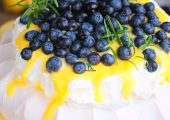 Pavlova z lemon curd i borówkami