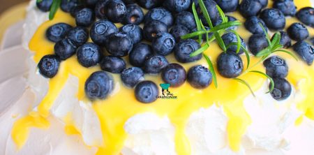 Pavlova z lemon curd i borówkami