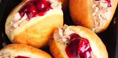 Pączki z czekoladą i wiśniami