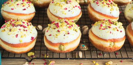 Pączki z kremem pistacjowym i białą czekoladą
