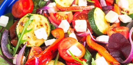 Sałatka z grillowanymi warzywami z fetą