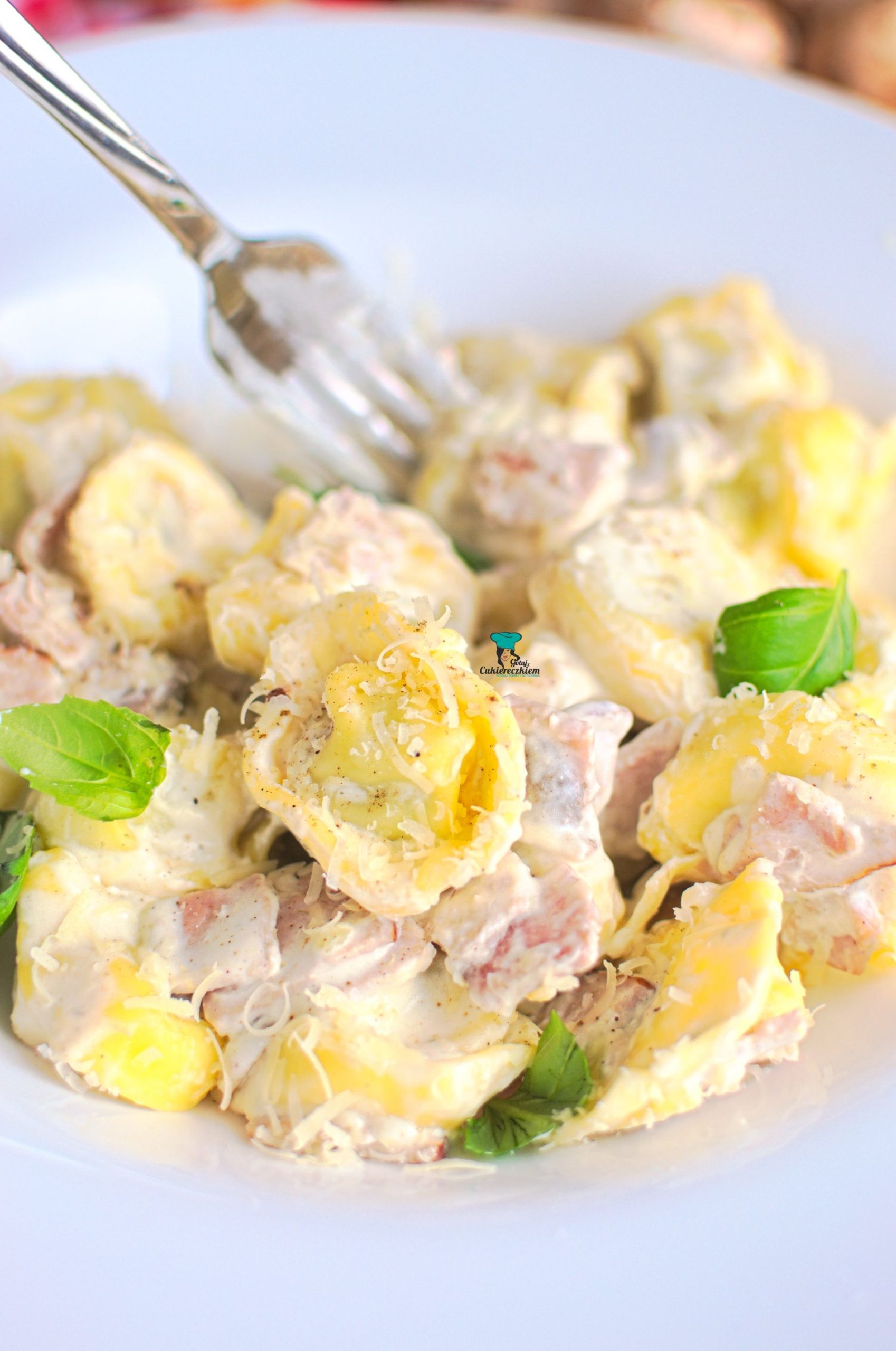 Tortellini alla Panna czyli tortellini w sosie śmietanowym z szynką i pieczarkami
