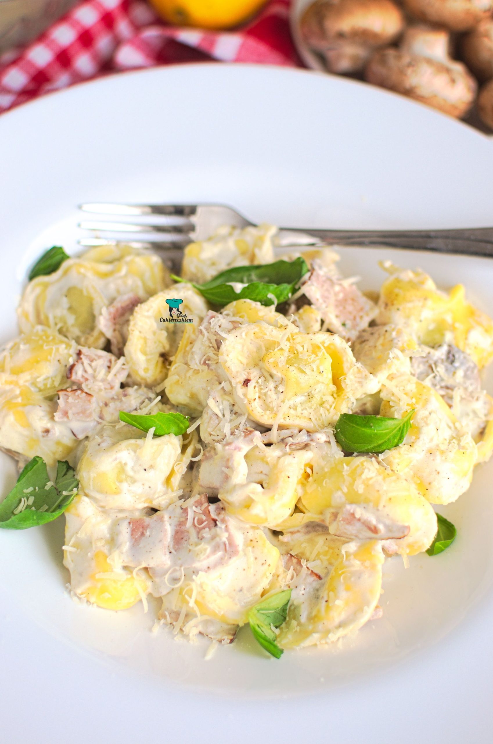 Tortellini alla Panna czyli tortellini w sosie śmietanowym z szynką i pieczarkami