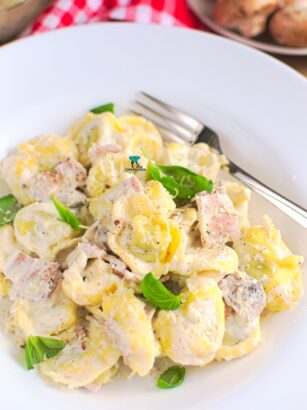 Tortellini alla Panna czyli tortellini w sosie śmietanowym z szynką i pieczarkami