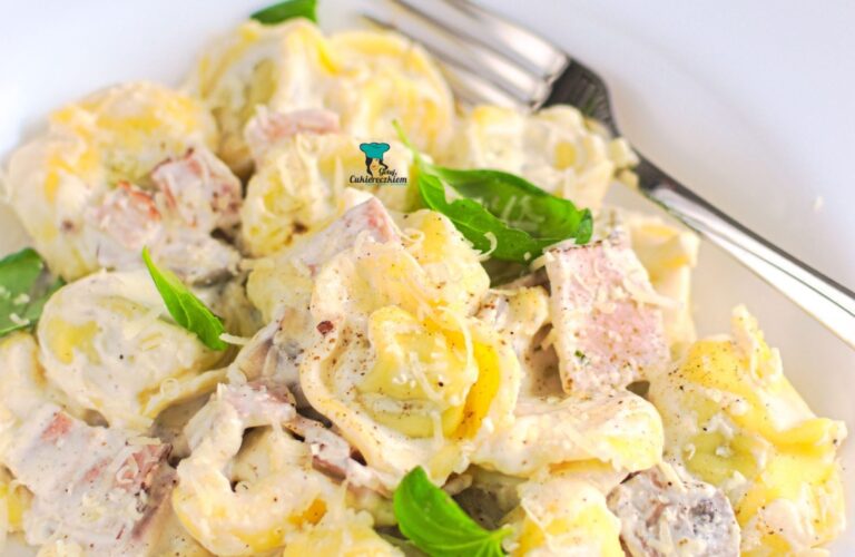Tortellini alla Panna czyli tortellini w sosie śmietanowym z szynką i pieczarkami