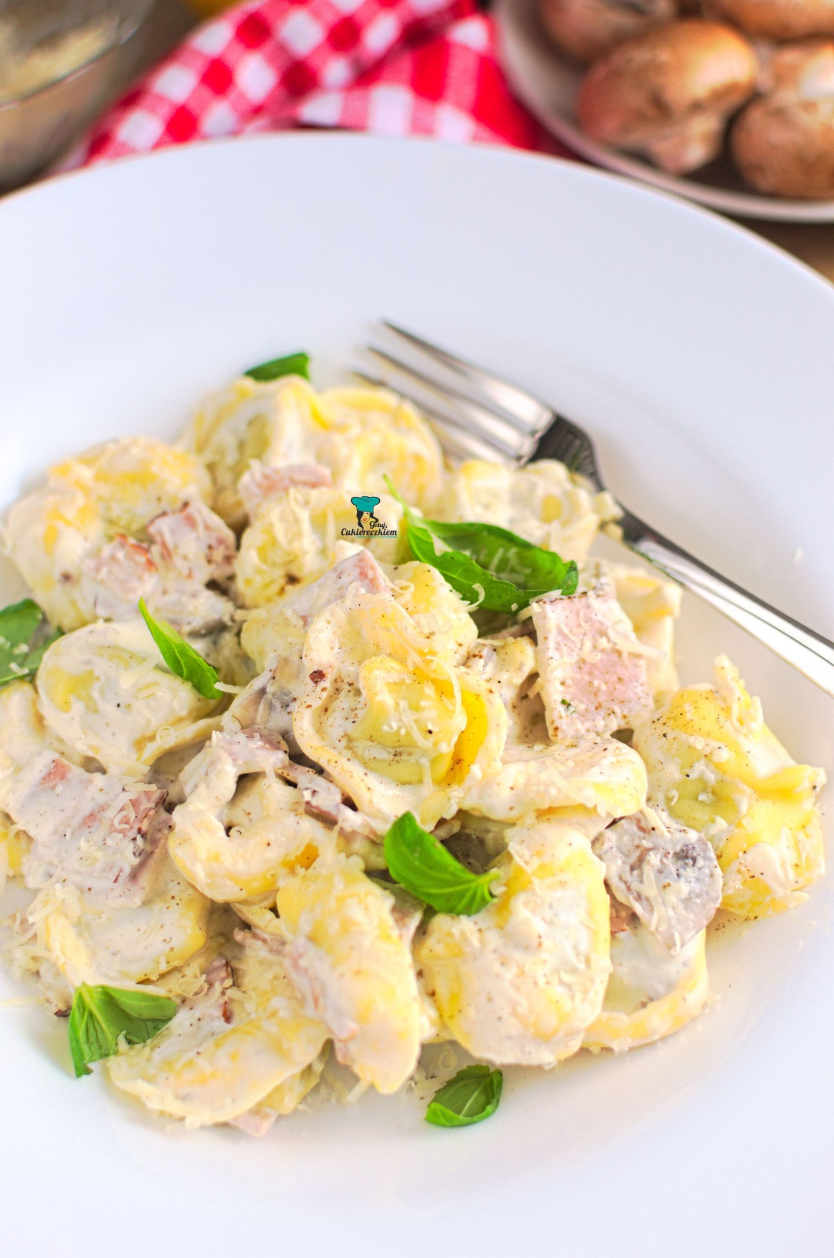 Tortellini alla Panna czyli tortellini w sosie śmietanowym z szynką i pieczarkami