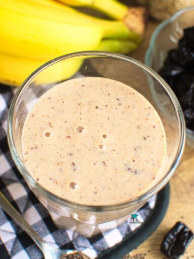 Koktajl bananowy z płatkami owsianymi i suszoną śliwką