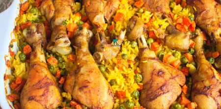 Pałki z kurczaka pieczone na ryżu z marchewką z groszkiem