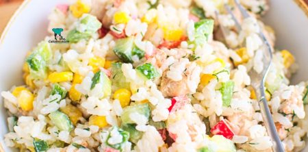 Sałatka ryżowa z kurczakiem i papryką