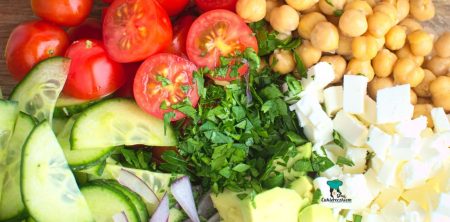 Sałatka z cieciorką i awokado