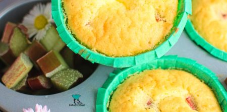 Budyniowe mufinki z rabarbarem