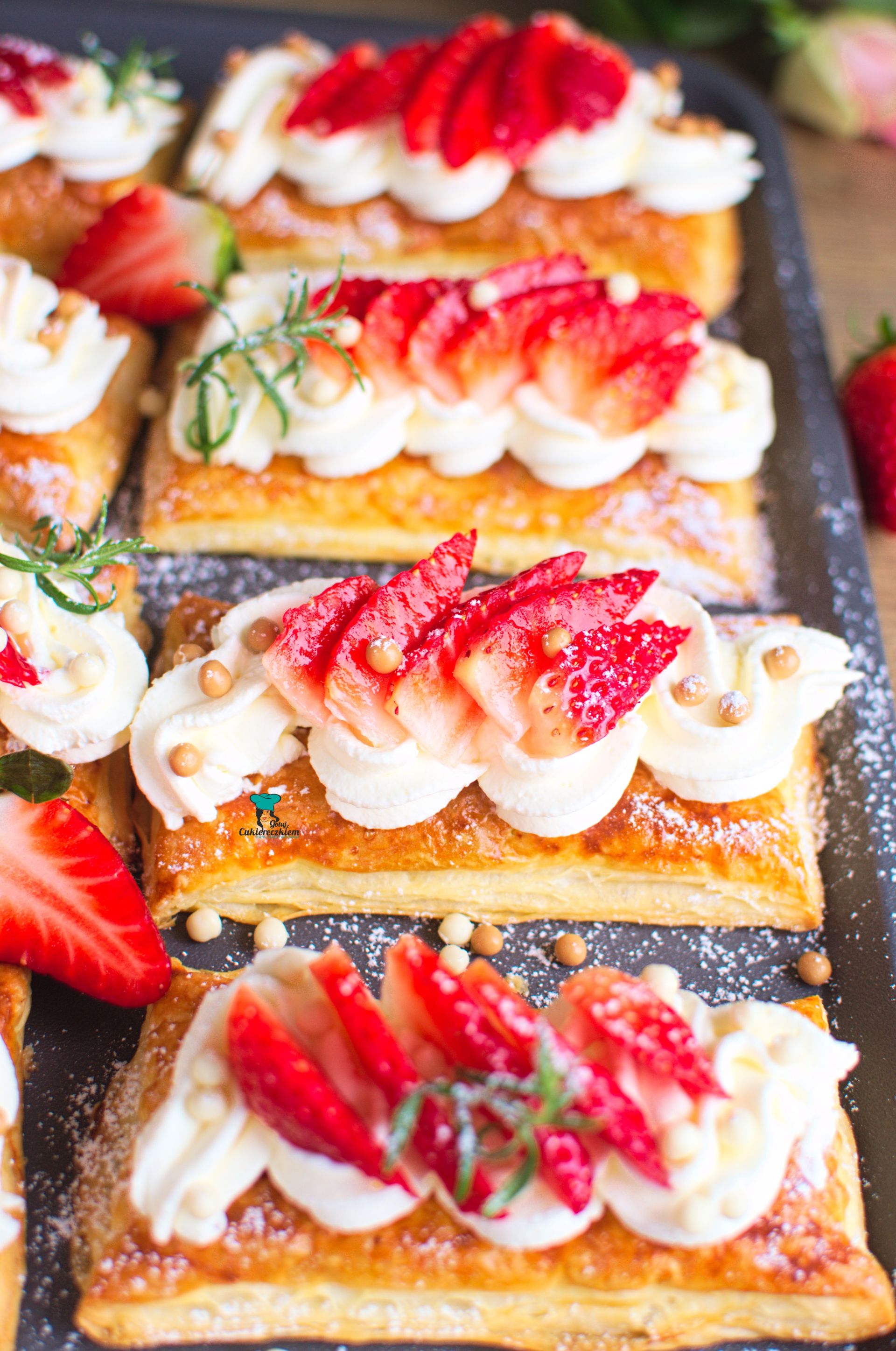 Ciastka francuskie z bitą śmietaną i truskawkami