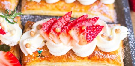 Ciastka francuskie z bitą śmietaną i truskawkami